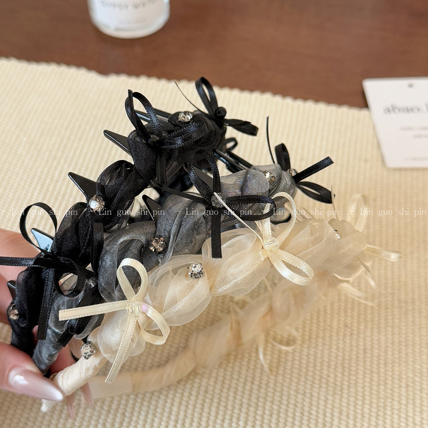 緞帶網紗蝴蝶纏繞髮箍－灰色款細節｜https://igowo.tw/