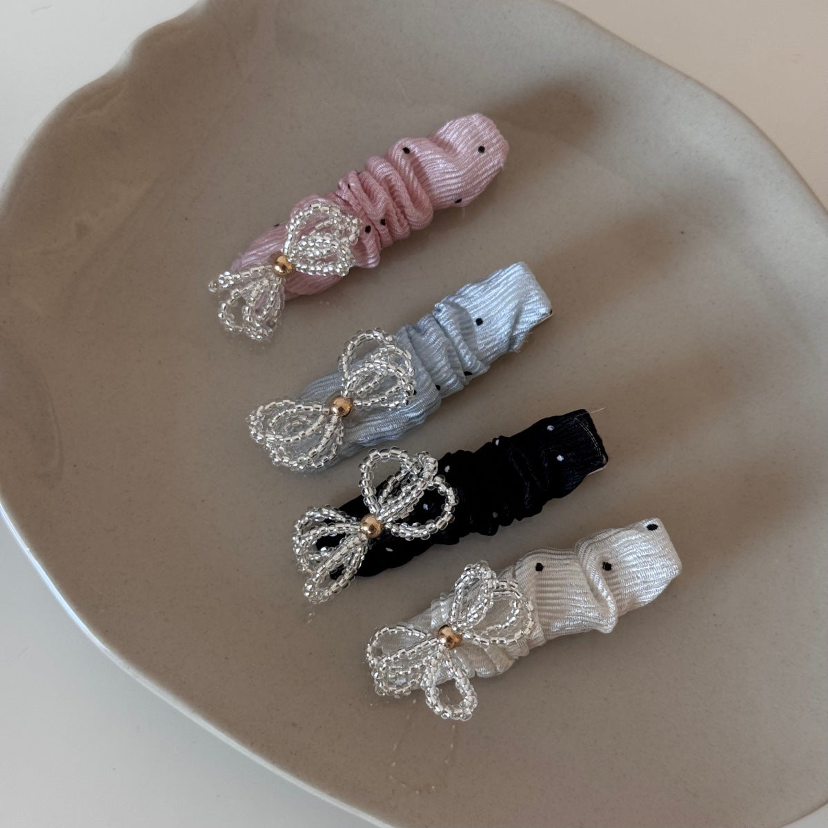 串珠蝴蝶結波點髮夾－細節特寫2｜https://igowo.tw/