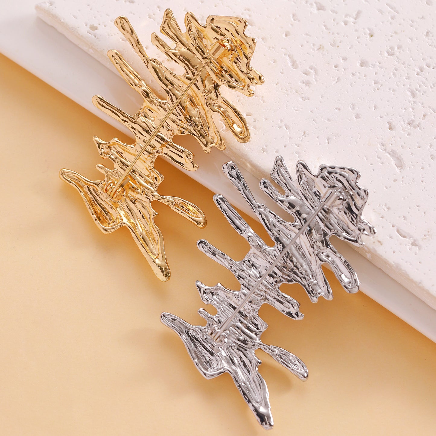 金屬不規則兩用耳釘－細節特寫2｜https://igowo.tw/