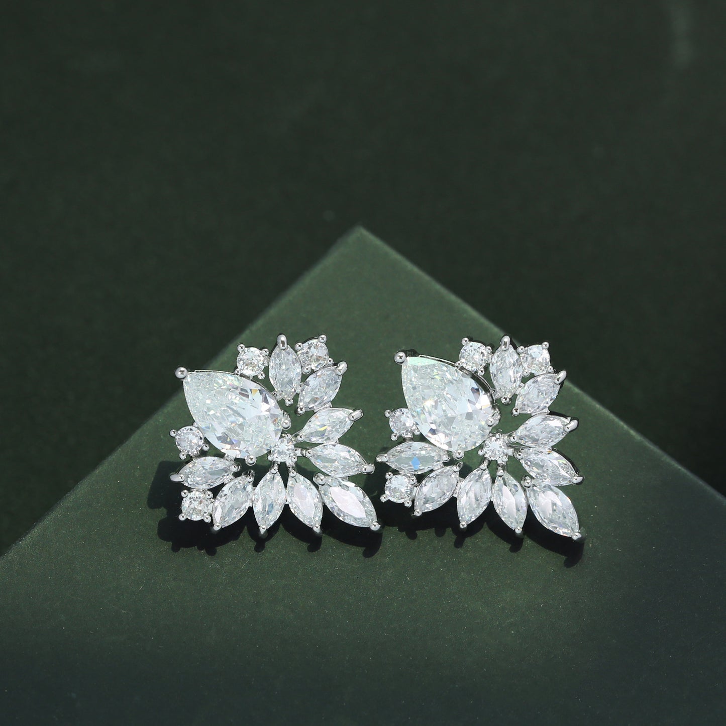 S925鋯石花朵微鑲耳環－白色款細節｜https://igowo.tw/