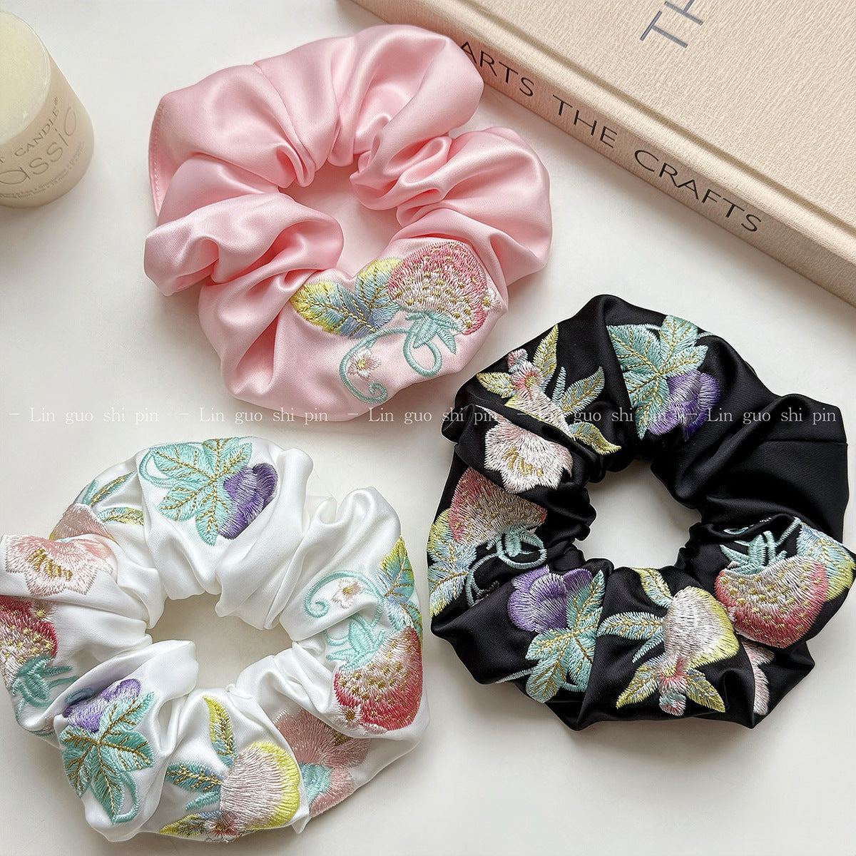 大腸圈草莓刺繡髮圈－白色刺繡款實拍｜https://igowo.tw/