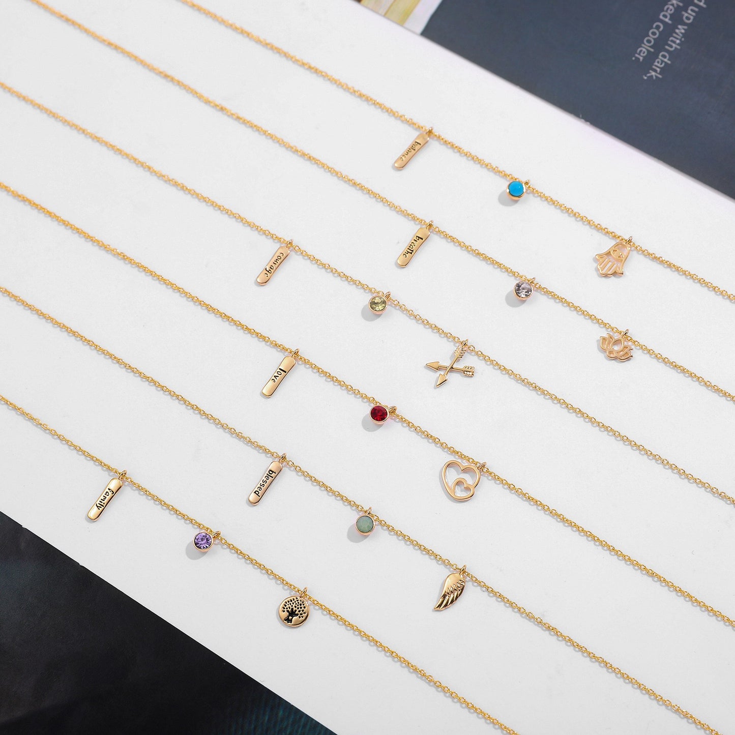 金色鋯石愛心墜飾項鍊－細節特寫1｜https://igowo.tw/