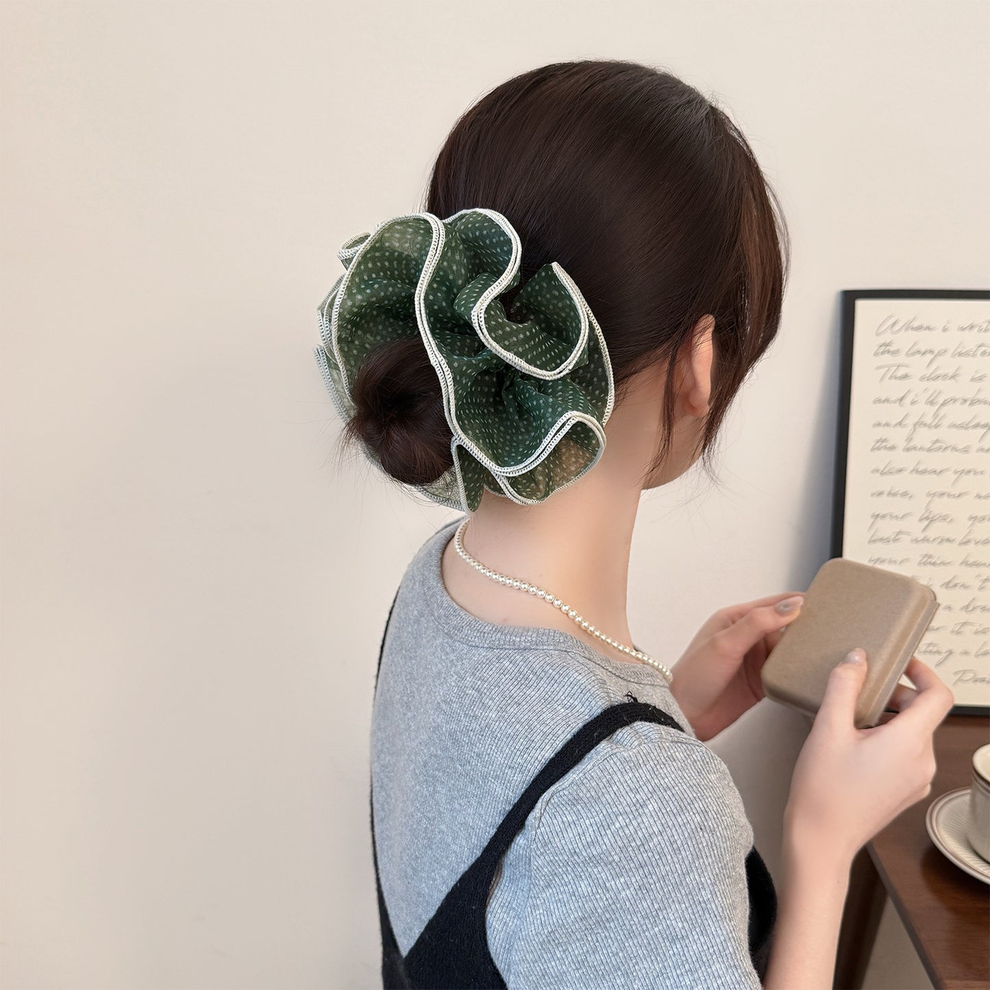 綠色波點簡約髮圈－白色鎖邊款實拍｜https://igowo.tw/