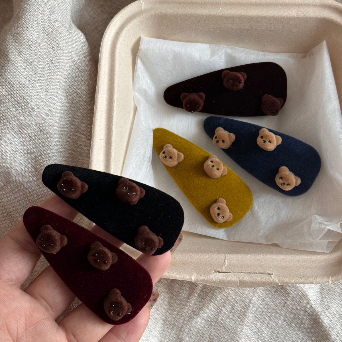 絨面小熊水滴髮夾－細節特寫1｜https://igowo.tw/
