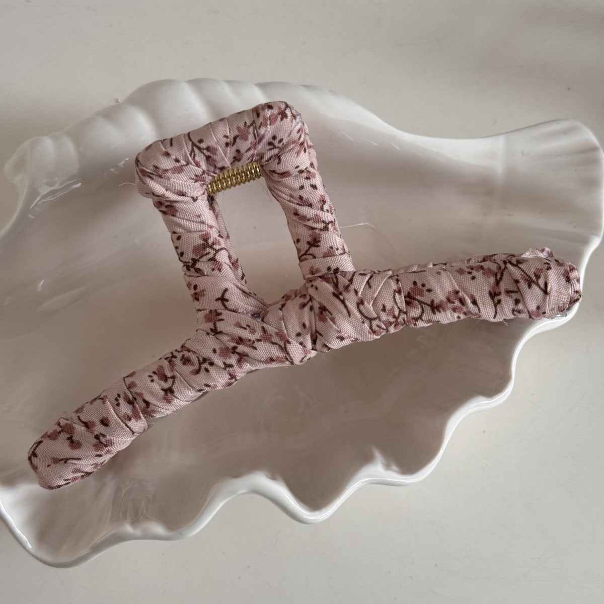 布面碎花交叉纏繞髮夾－細節特寫5｜https://igowo.tw/