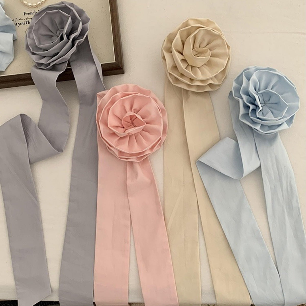 緞帶玫瑰長版髮圈－大花朵飄帶-粉色款細節｜https://igowo.tw/