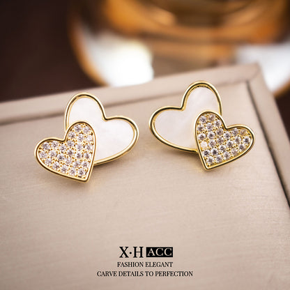 白色愛心微鑲耳釘－第二視角實拍｜https://igowo.tw/