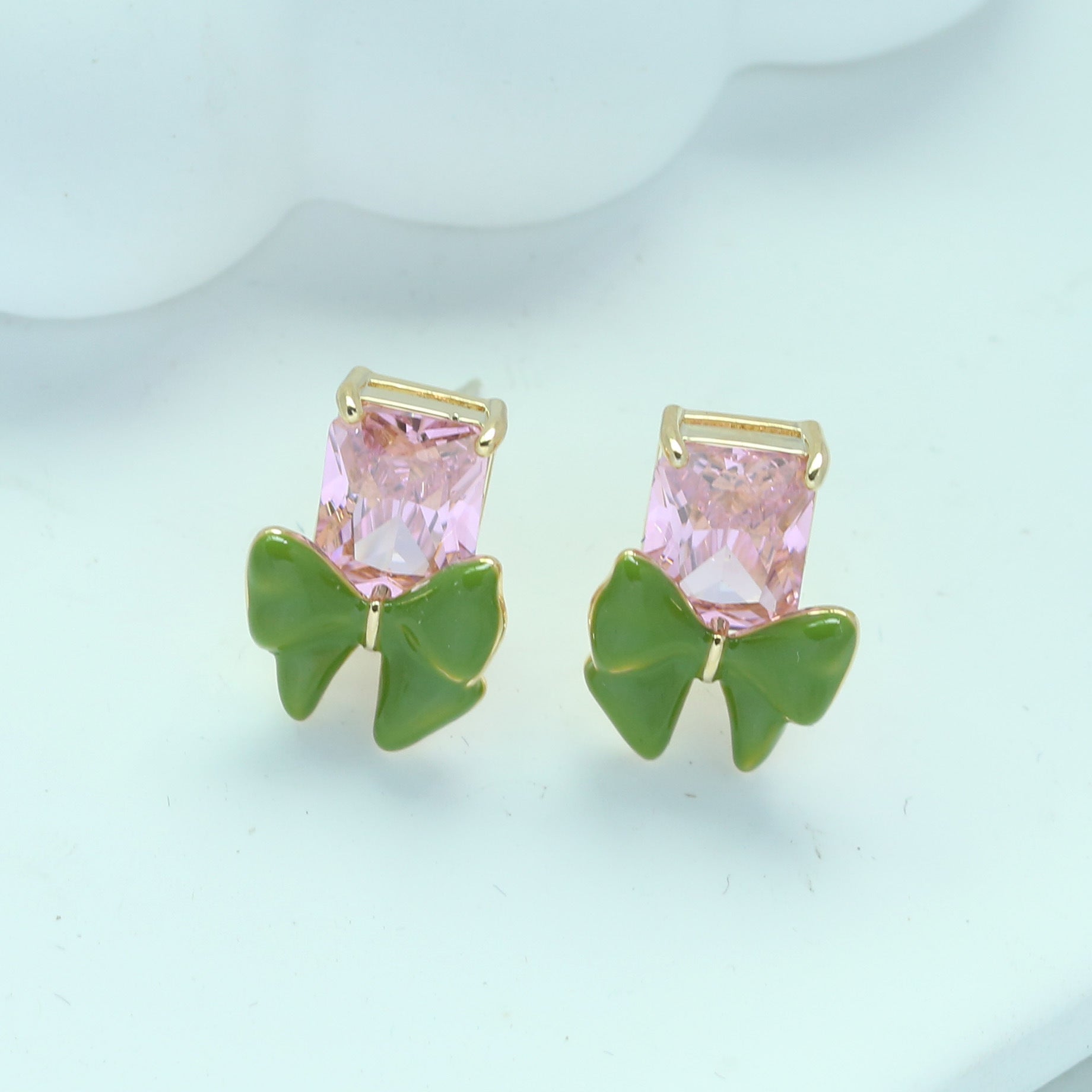 S925鋯石蝴蝶結微鑲耳釘－商品主圖｜https://igowo.tw/