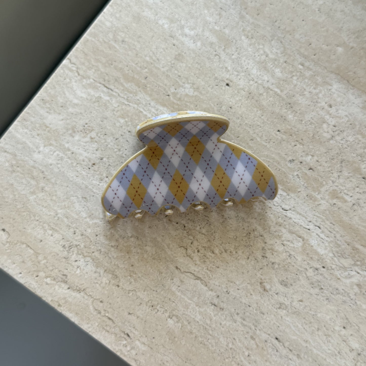 醋酸板材格紋鯊魚夾－黃格紋大號元寶款細節｜https://igowo.tw/