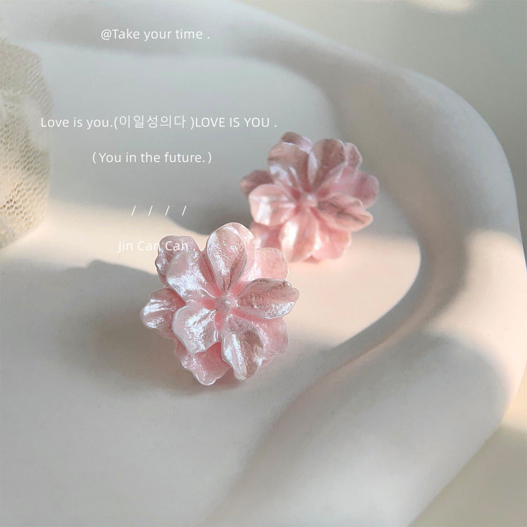 粉色銀針山茶花耳釘－商品主圖｜https://igowo.tw/