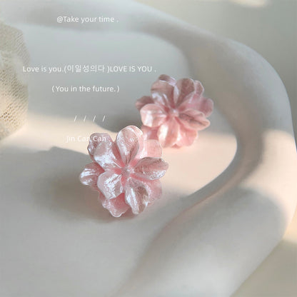 粉色銀針山茶花耳釘－商品主圖｜https://igowo.tw/
