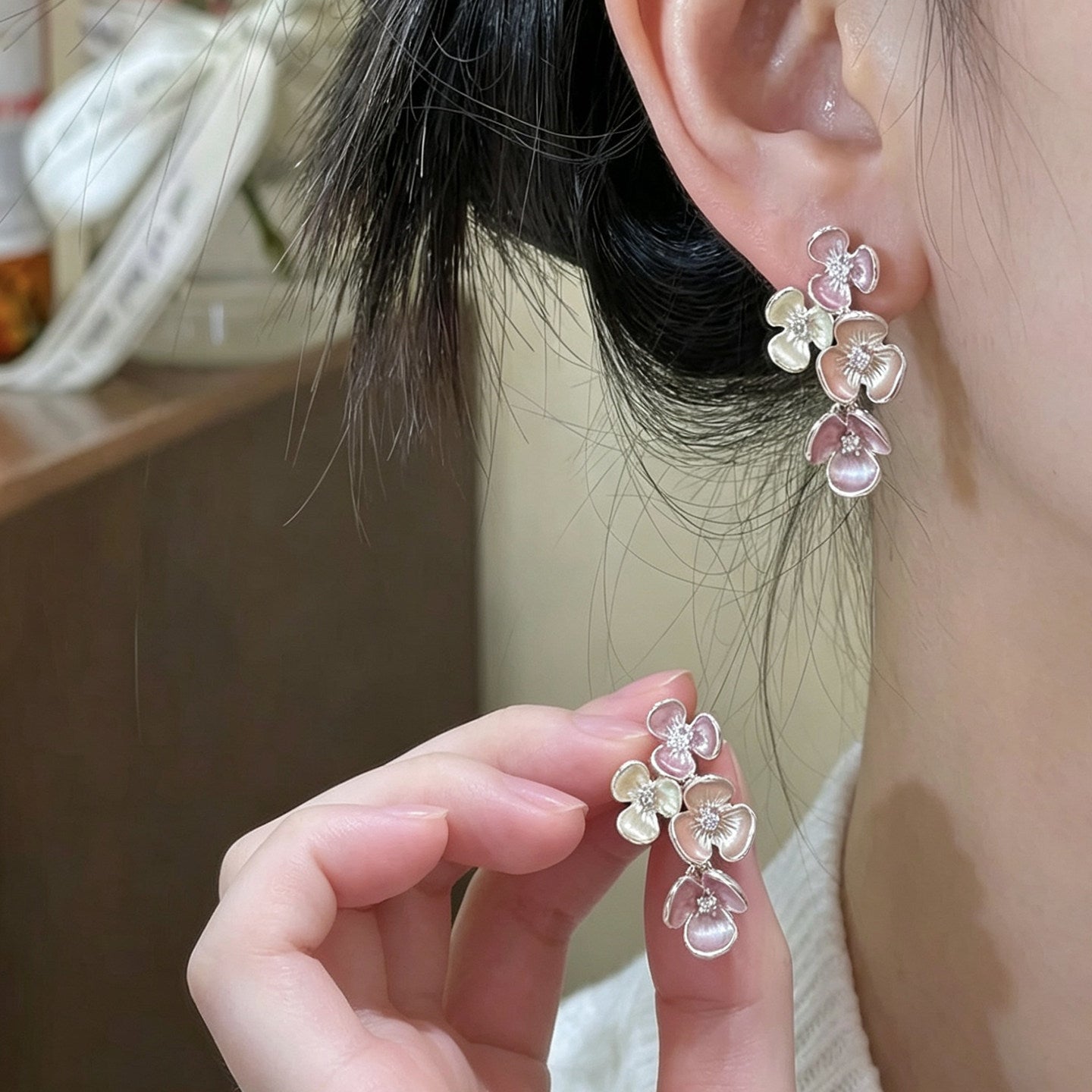 琺瑯花朵鑲鑽耳釘－商品主圖｜https://igowo.tw/