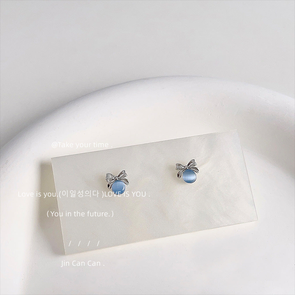 貓眼石蝴蝶結小巧耳釘－商品主圖｜https://igowo.tw/