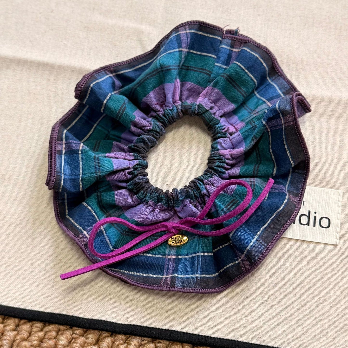 紫色格紋蝴蝶結髮圈－格紋大腸圈款細節｜https://igowo.tw/