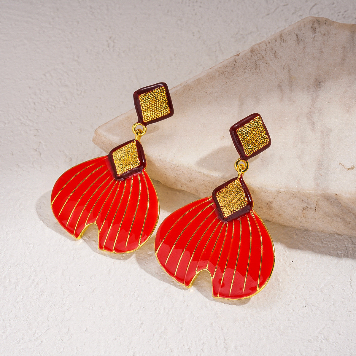 樹脂花朵鑲鑽復古耳環－細節特寫9｜https://igowo.tw/