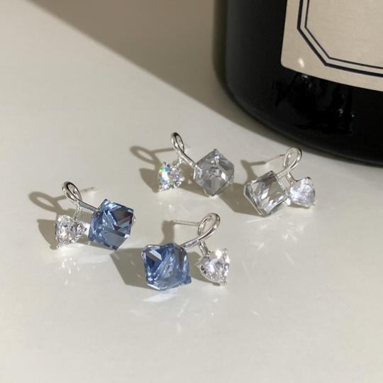 琉璃方形耳環－銀針-銀色-藍色款實拍｜https://igowo.tw/