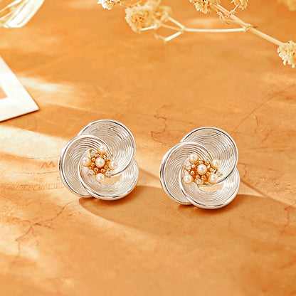 珍珠金屬花朵立體耳釘－商品主圖｜https://igowo.tw/