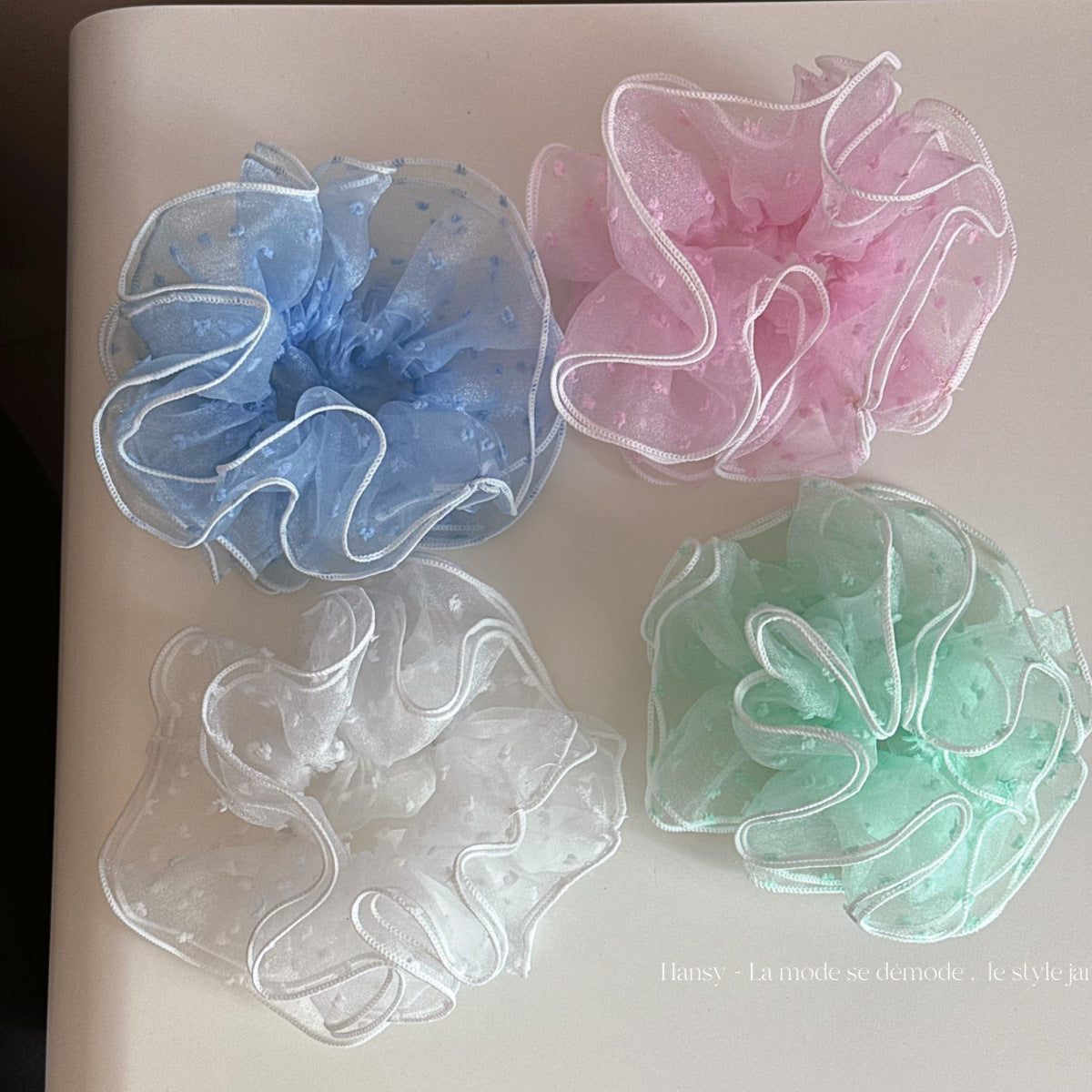 蕾絲大腸圈刺繡髮圈－商品主圖｜https://igowo.tw/