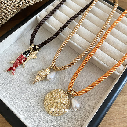 金屬魚尾圓形項鍊－項鍊-金色-橙色-白色款實拍｜https://igowo.tw/