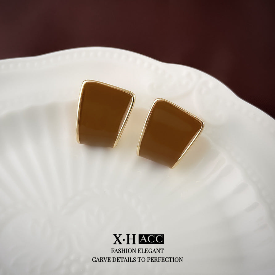 棕色豹紋C形復古耳釘－細節特寫27｜https://igowo.tw/