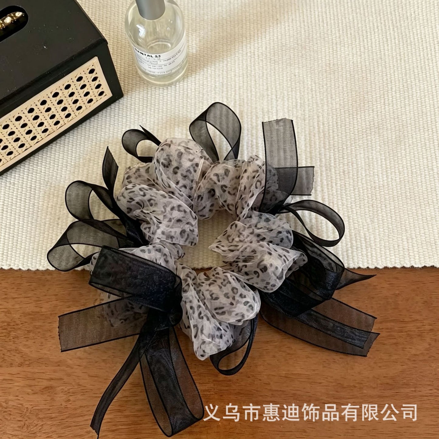 網紗蝴蝶結簡約髮圈－米色豹紋款細節5｜https://igowo.tw/