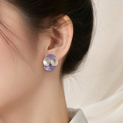 琺瑯珍珠花朵簡約耳環－/白色款細節｜https://igowo.tw/