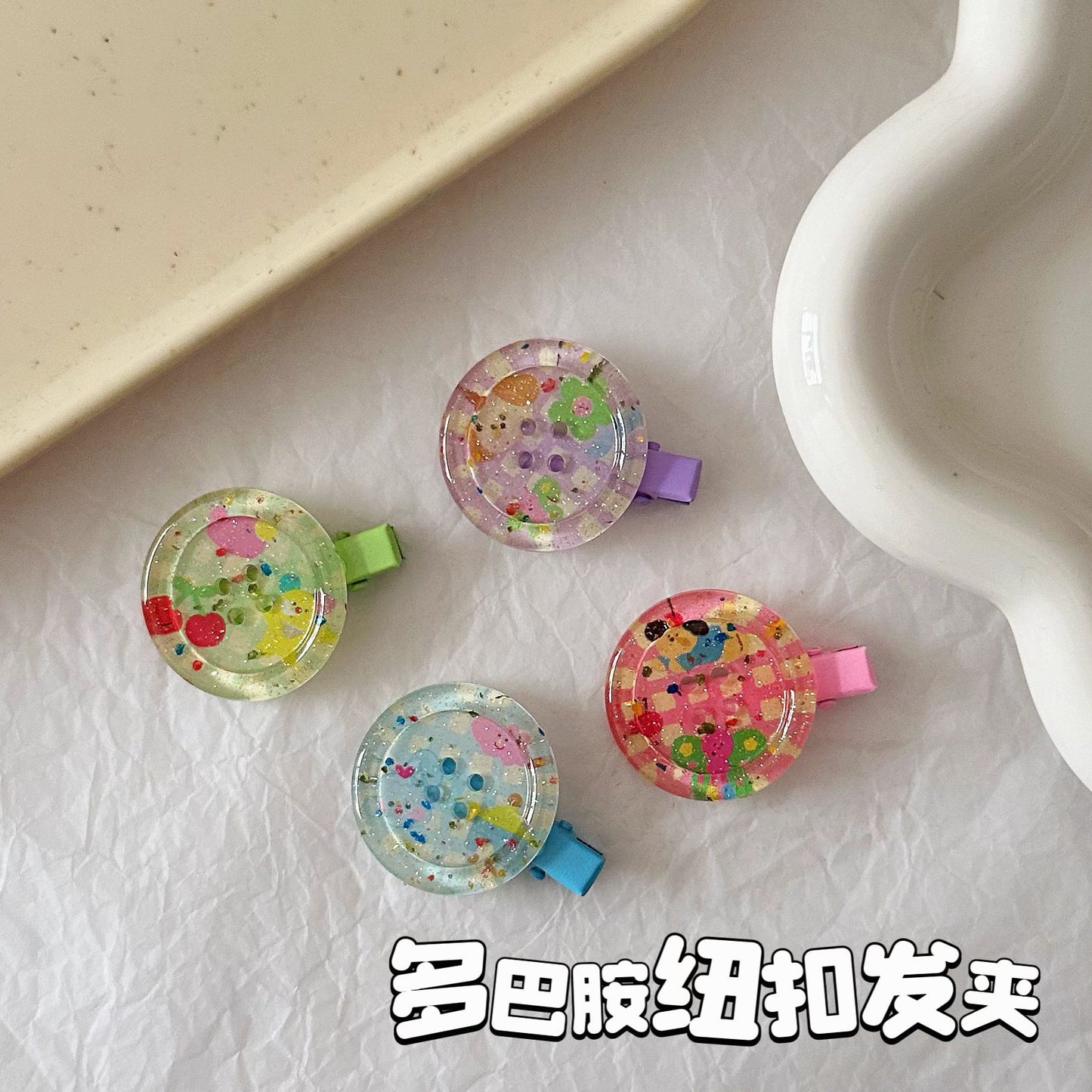 繽紛鈕扣卡通髮夾－商品主圖｜https://igowo.tw/