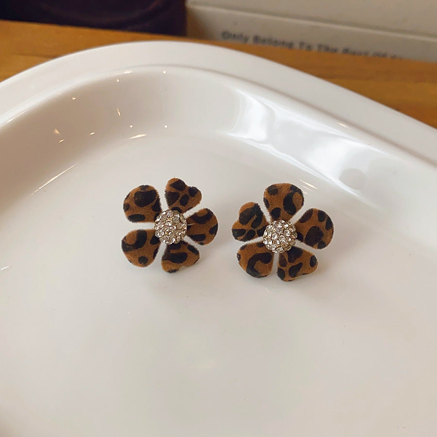 棕色絨面豹紋鑲鑽耳釘