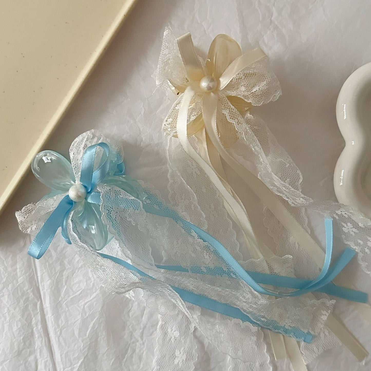 藍色網紗蝴蝶結鯊魚夾－白色花朵抓夾款實拍｜https://igowo.tw/