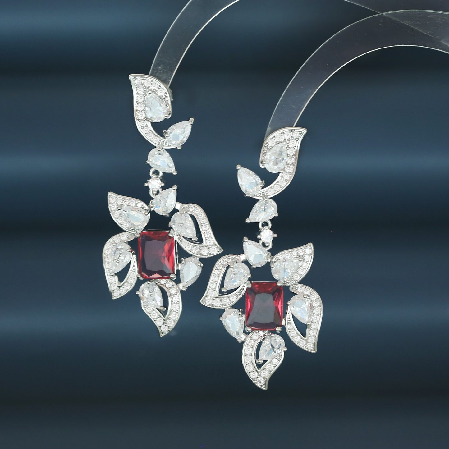 S925鋯石花朵耳環－紅色款細節｜https://igowo.tw/
