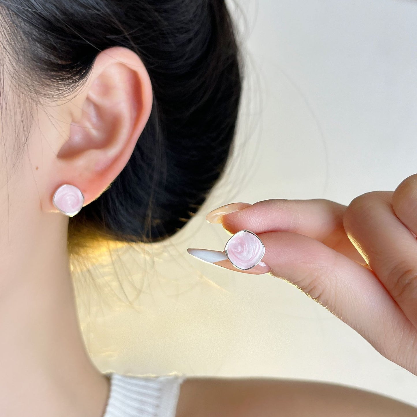 繽紛琺瑯菱形復古耳釘－細節特寫3｜https://igowo.tw/