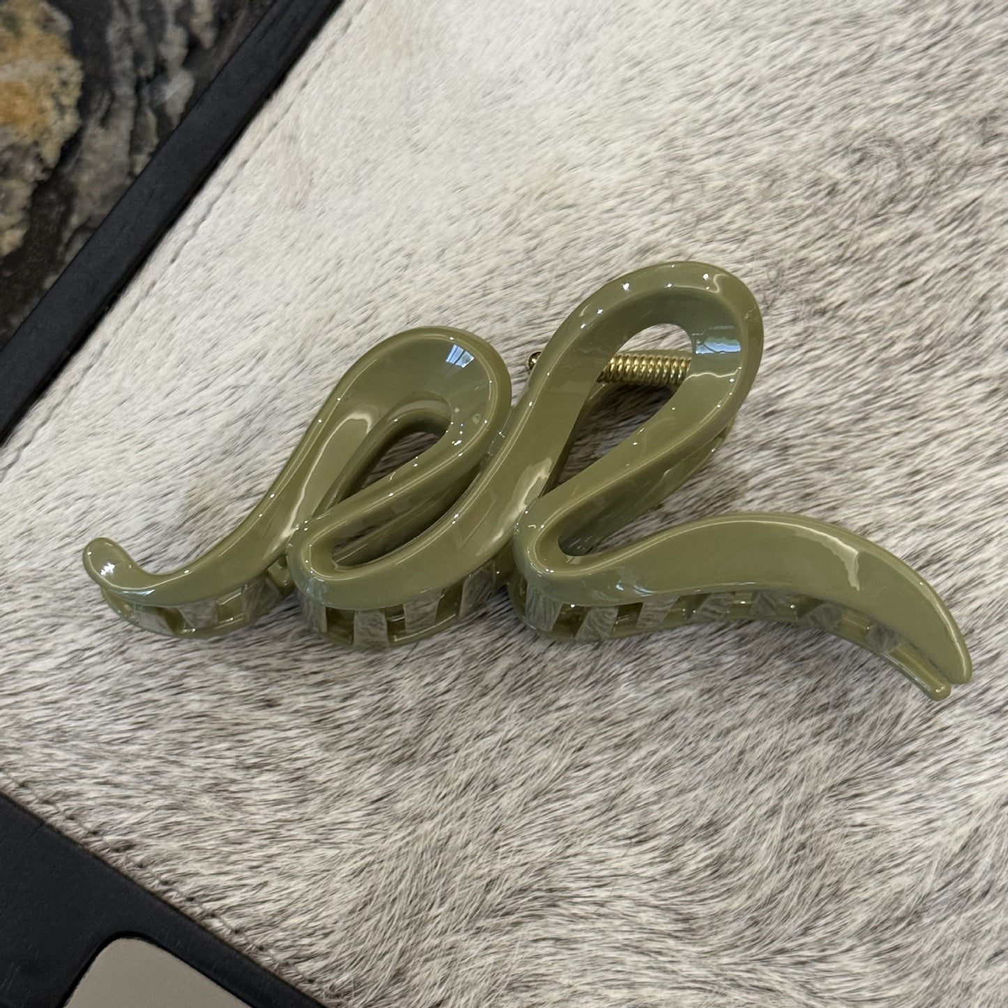 綠色簡約鯊魚夾－幾何款細節｜https://igowo.tw/