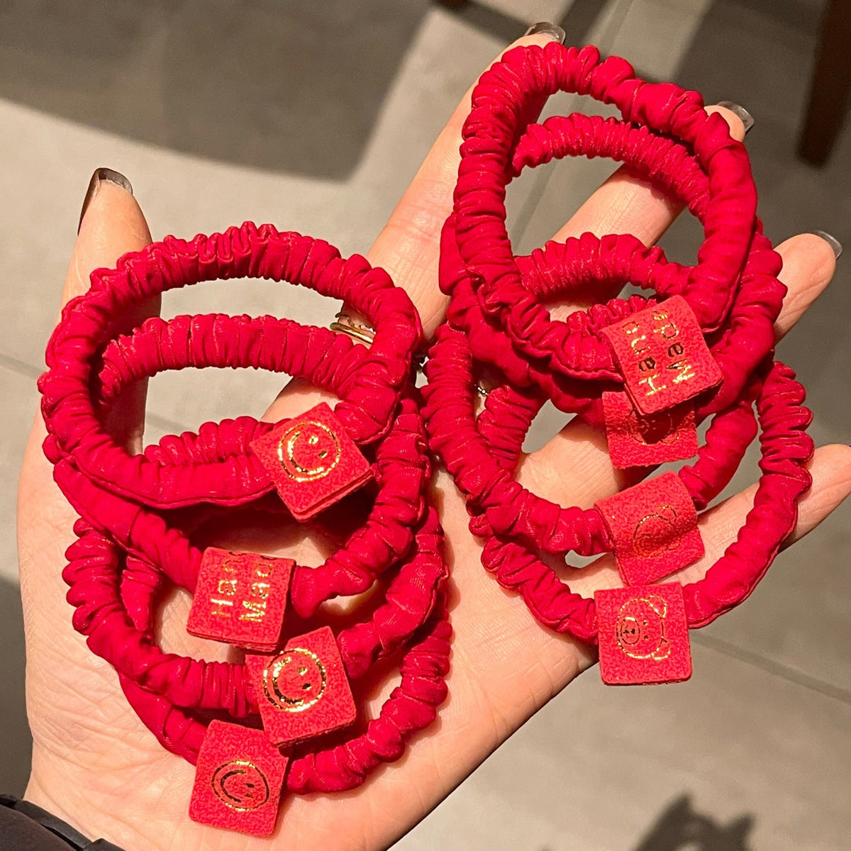 紅色彈力繩復古髮圈－細節特寫5｜https://igowo.tw/