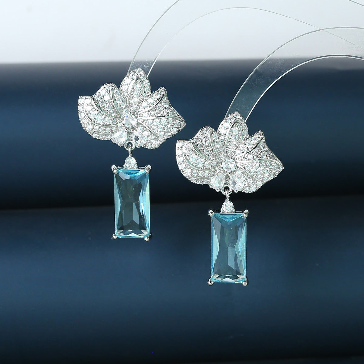 S925鋯石花朵微鑲耳環－商品主圖｜https://igowo.tw/