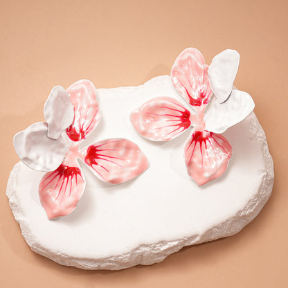 琺瑯金屬花朵誇張耳環－細節特寫2｜https://igowo.tw/