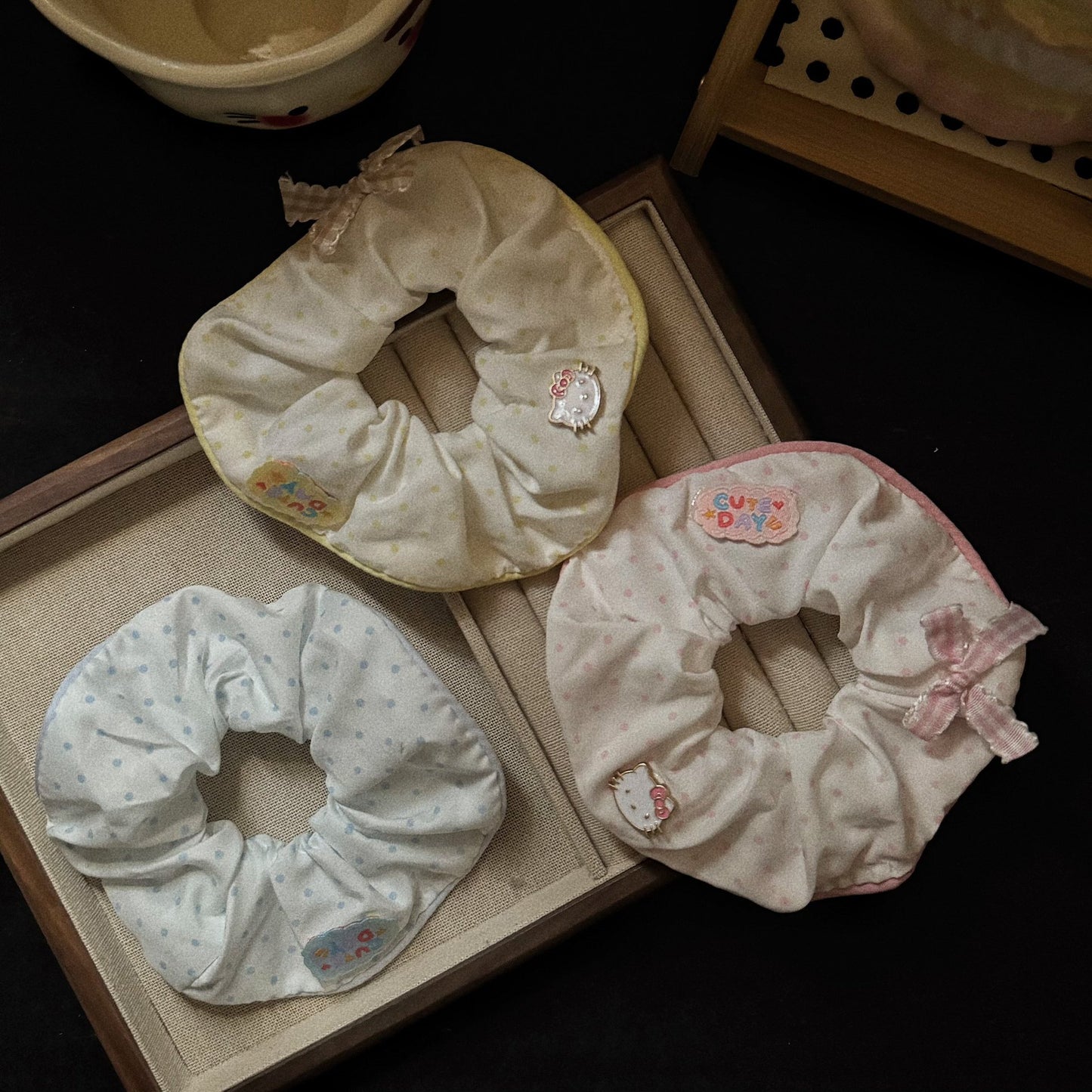 繽紛貓咪領結髮圈－黃色貓咪大腸髮圈款實拍｜https://igowo.tw/