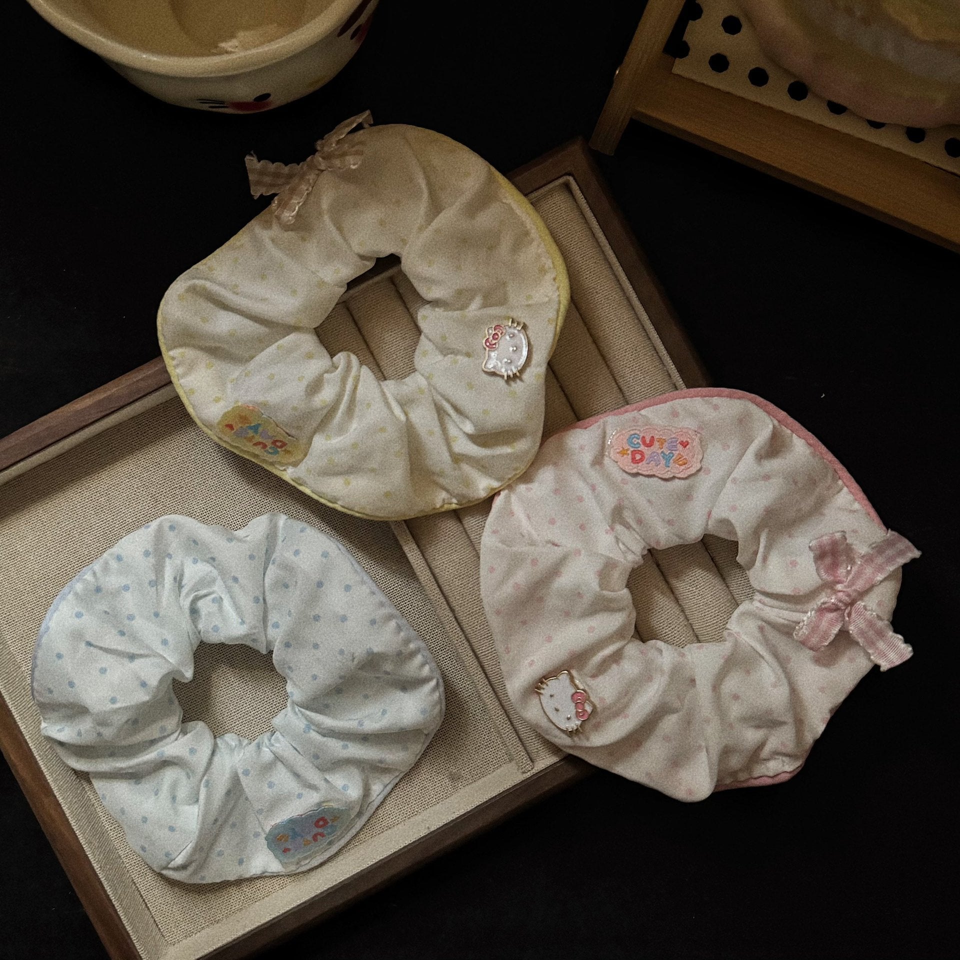 繽紛貓咪領結髮圈－黃色貓咪大腸髮圈款實拍｜https://igowo.tw/