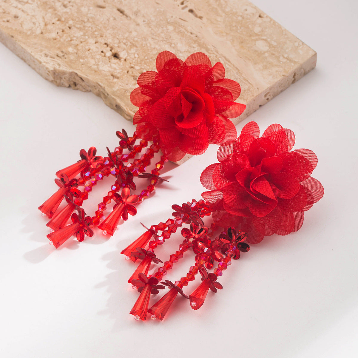 串珠花朵垂墜長版耳環－紅色款細節4｜https://igowo.tw/
