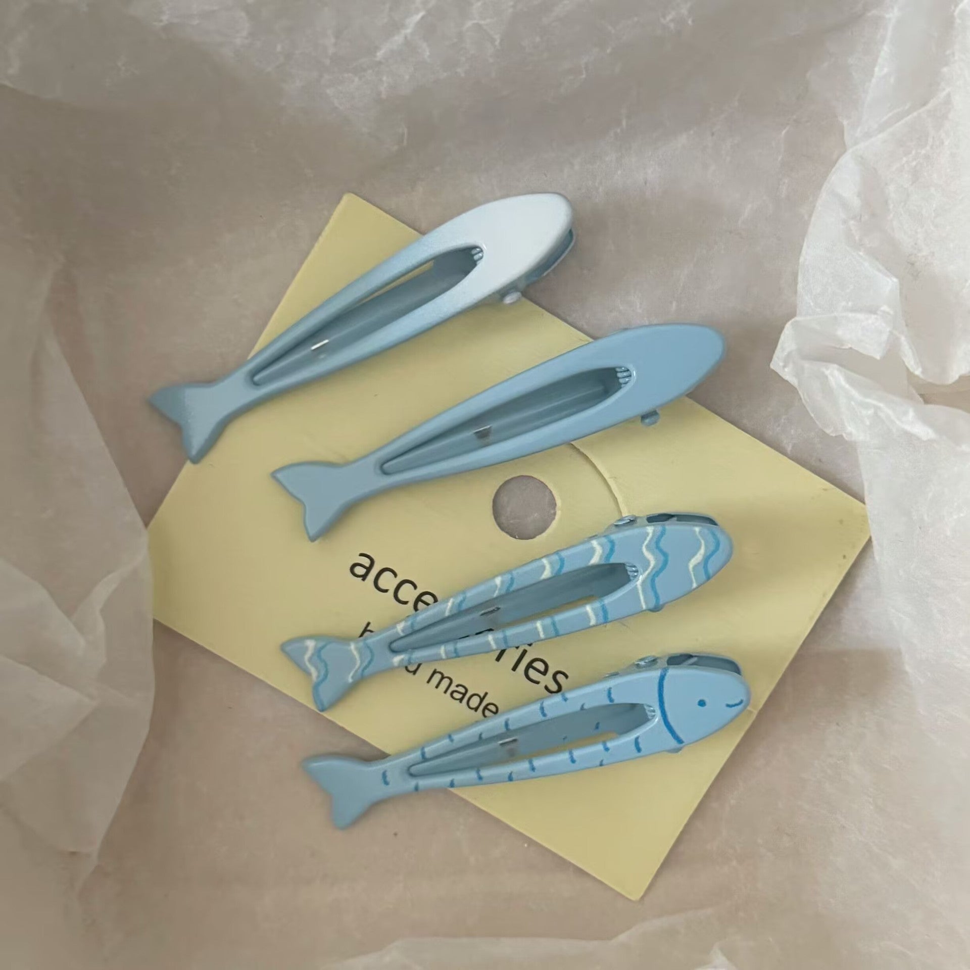藍色金屬魚尾簡約髮夾－商品主圖｜https://igowo.tw/