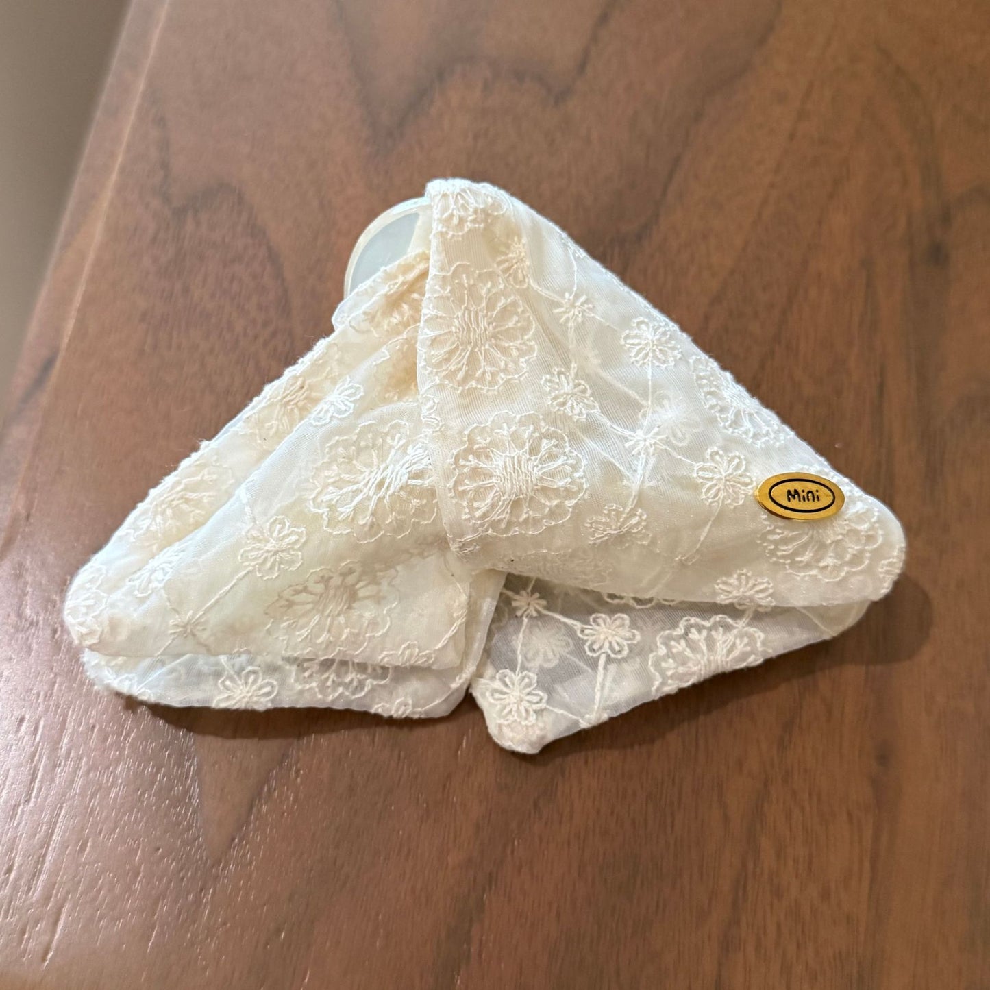 蕾絲大腸圈花朵髮圈－花朵三角夾款細節｜https://igowo.tw/