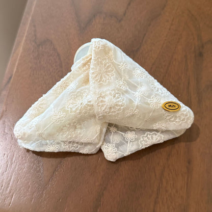 蕾絲大腸圈花朵髮圈－花朵三角夾款細節｜https://igowo.tw/