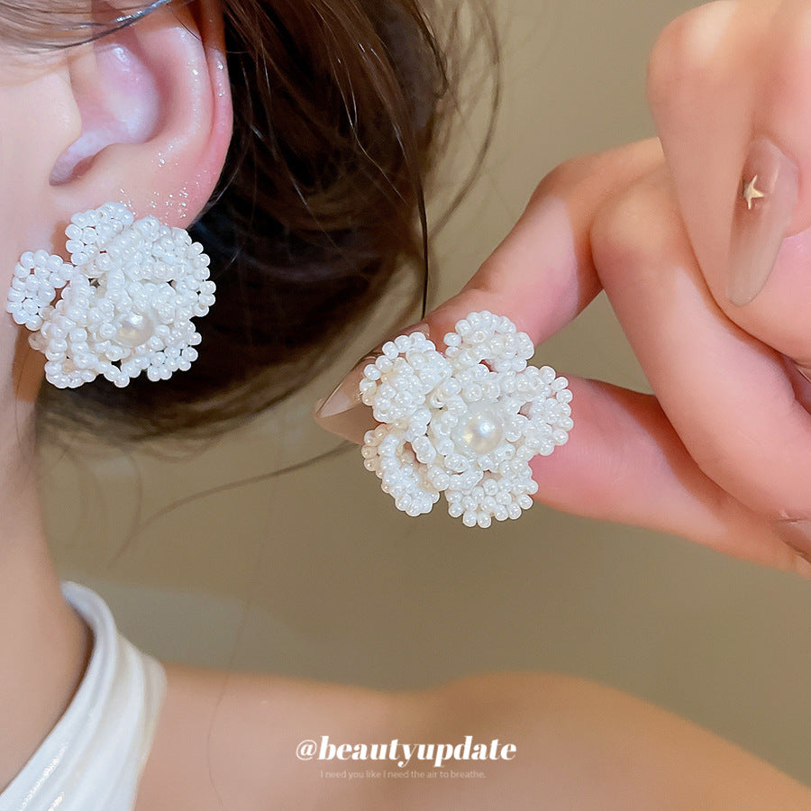 水晶珍珠花朵編織耳釘－細節特寫1｜https://igowo.tw/