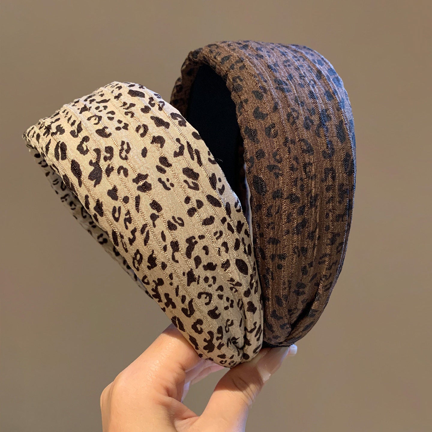 豹紋寬版復古髮箍－深咖豹紋波點髮箍款實拍｜https://igowo.tw/