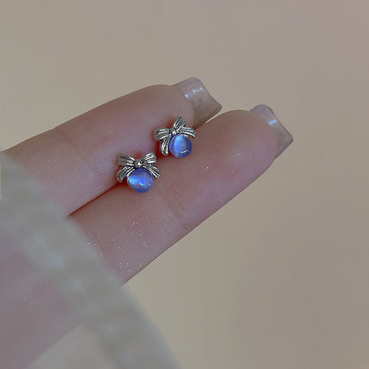 S925貓眼石蝴蝶結小巧耳釘－商品主圖｜https://igowo.tw/
