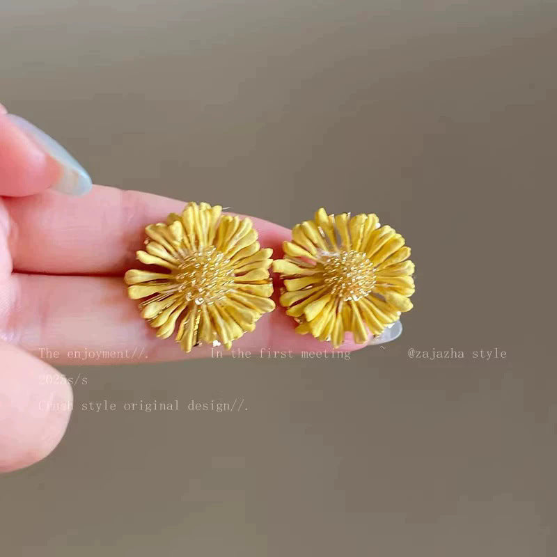 白色花朵耳環－金款細節｜https://igowo.tw/