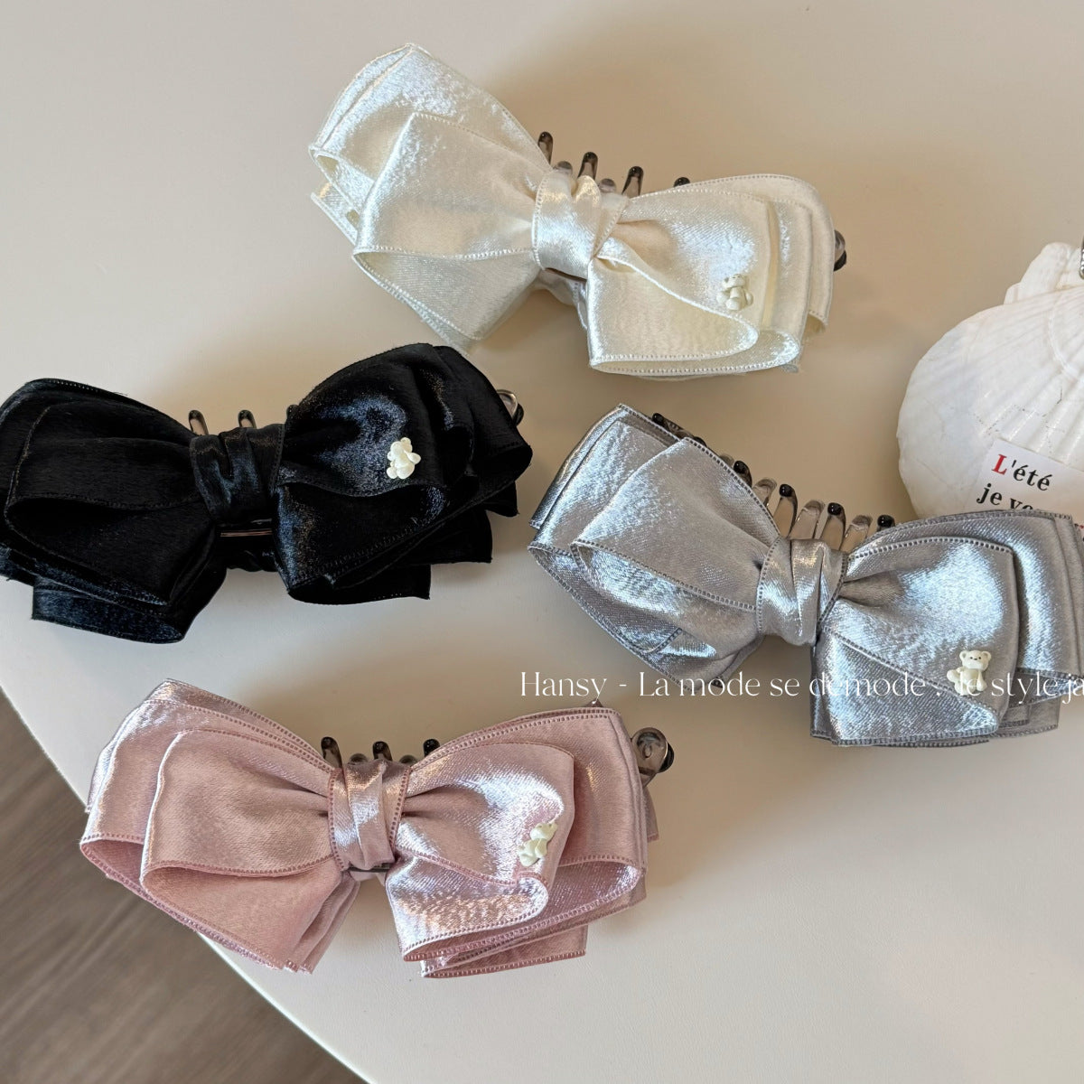 布面小熊蝴蝶結髮夾－商品主圖｜https://igowo.tw/