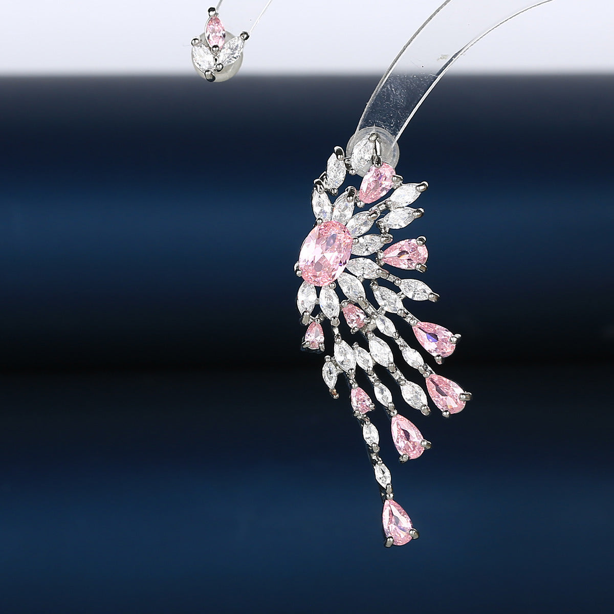 S925鋯石花朵不對稱耳釘－商品主圖｜https://igowo.tw/