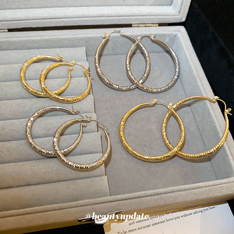 金屬格紋誇張耳扣－商品主圖｜https://igowo.tw/