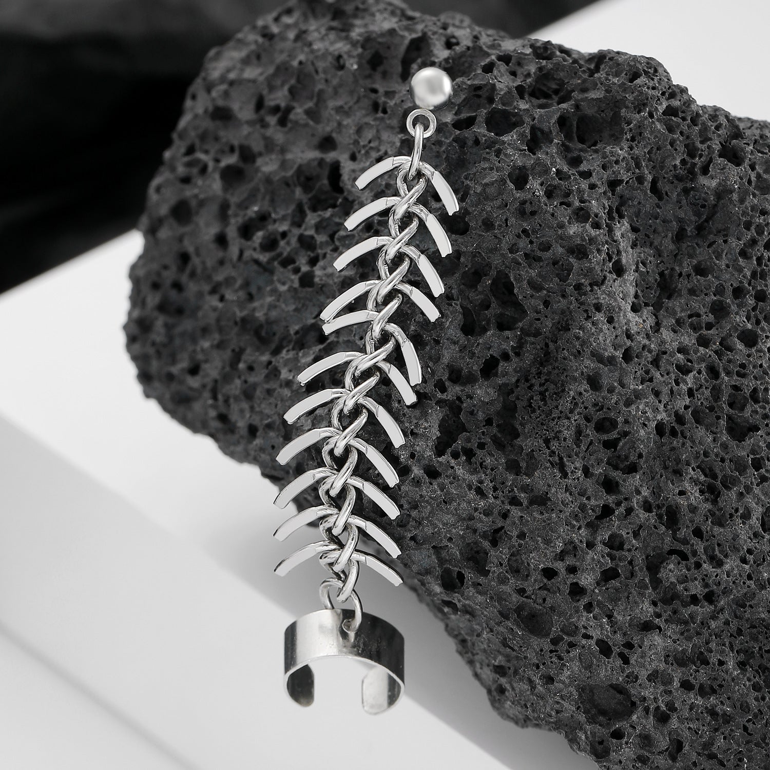 鏈條簡約耳環－細節特寫1｜https://igowo.tw/