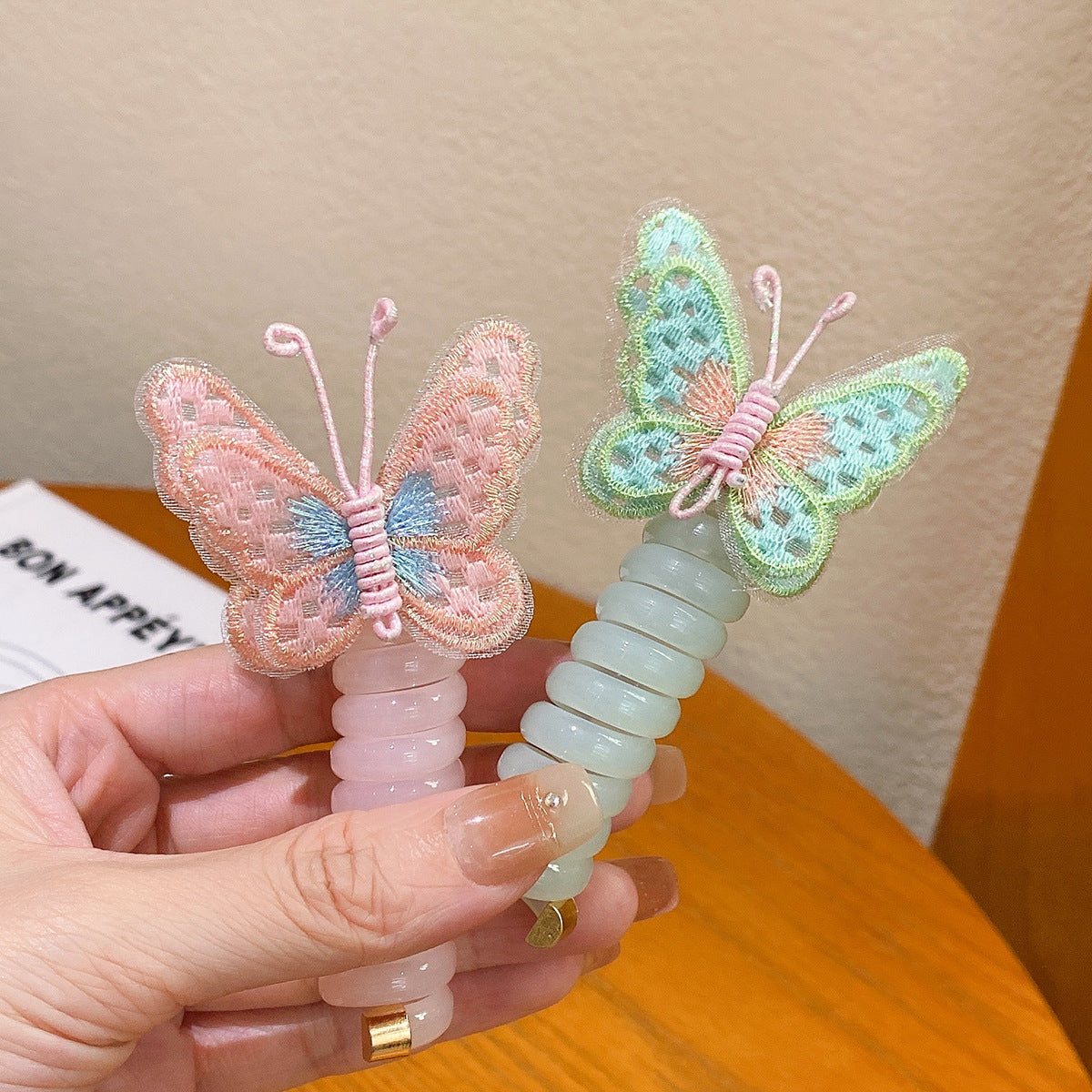 蝴蝶刺繡髮圈－細節特寫1｜https://igowo.tw/